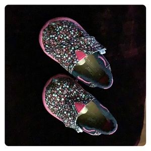 4 tiny toms pink ditsy floral burlap shoe